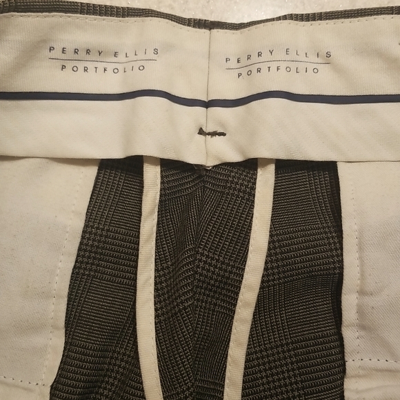 Perry Ellis Portfolio Pleated Cuffed Dress Pants in Loden Glen Plaid; Sz 33 x 30 - Picture 6 of 8